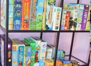 Bar à jeux de société, tapas et café à desserts à La Valbonne – Balan sur la Côtière, en famille ou en afterworks ou teambuilding professionnels près de Beynost, Meximieux et Montluel dans l’Ain.