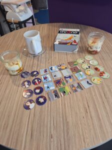 Bar à jeux de société, tapas et café à desserts à La Valbonne – Balan sur la Côtière, en famille ou en afterworks ou teambuilding professionnels près de Beynost, Meximieux et Montluel dans l’Ain.