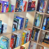 Bar à jeux de société, tapas et café à desserts à La Valbonne – Balan sur la Côtière, en famille ou en afterworks ou teambuilding professionnels près de Beynost, Meximieux et Montluel dans l’Ain.