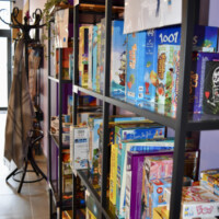 Bar à jeux de société, tapas et café à desserts à La Valbonne – Balan sur la Côtière, en famille ou en afterworks ou teambuilding professionnels près de Beynost, Meximieux et Montluel dans l’Ain.