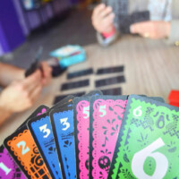 Bar à jeux de société, tapas et café à desserts à La Valbonne – Balan sur la Côtière, en famille ou en afterworks ou teambuilding professionnels près de Beynost, Meximieux et Montluel dans l’Ain.