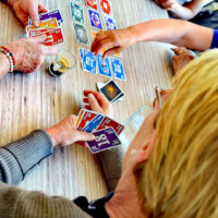 Bar à jeux de société, tapas et café à desserts à La Valbonne – Balan sur la Côtière, en famille ou en afterworks ou teambuilding professionnels près de Beynost, Meximieux et Montluel dans l’Ain.
