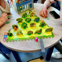 Bar à jeux de société, tapas et café à desserts à La Valbonne – Balan sur la Côtière, en famille ou en afterworks ou teambuilding professionnels près de Beynost, Meximieux et Montluel dans l’Ain.