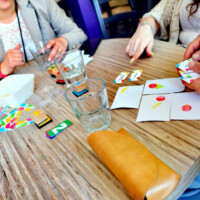 Bar à jeux de société, tapas et café à desserts à La Valbonne – Balan sur la Côtière, en famille ou en afterworks ou teambuilding professionnels près de Beynost, Meximieux et Montluel dans l’Ain.