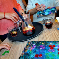 Bar à jeux de société, tapas et café à desserts à La Valbonne – Balan sur la Côtière, en famille ou en afterworks ou teambuilding professionnels près de Beynost, Meximieux et Montluel dans l’Ain.